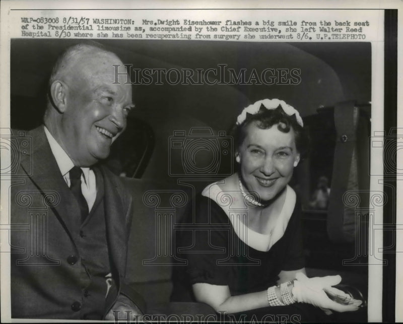 Load image into Gallery viewer, 1957 Press Photo Pres.Dwight Eisenhower and wife leaves Walter Reed Hospital
