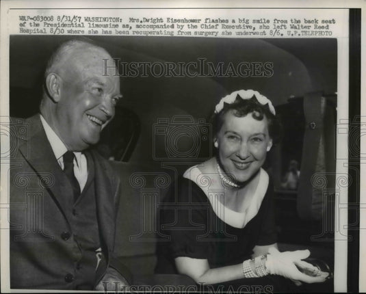 1957 Press Photo Pres.Dwight Eisenhower and wife leaves Walter Reed Hospital