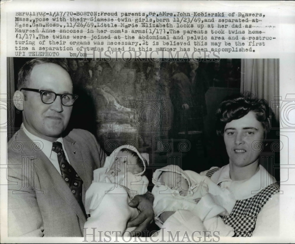 1970 Press Photo Mr and Mrs. John Kobierski with their Siamise Twins Girls