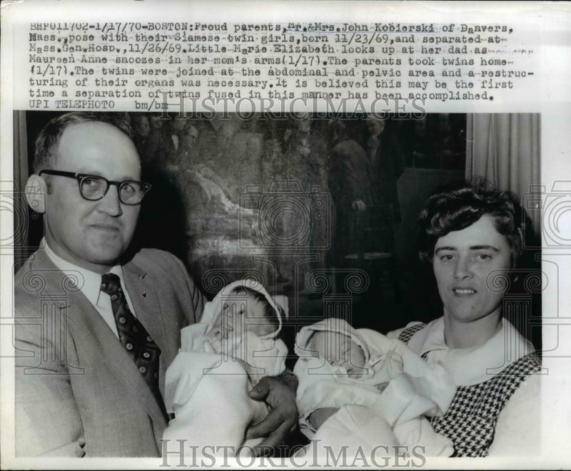 Load image into Gallery viewer, 1970 Press Photo Mr and Mrs. John Kobierski with their Siamise Twins Girls
