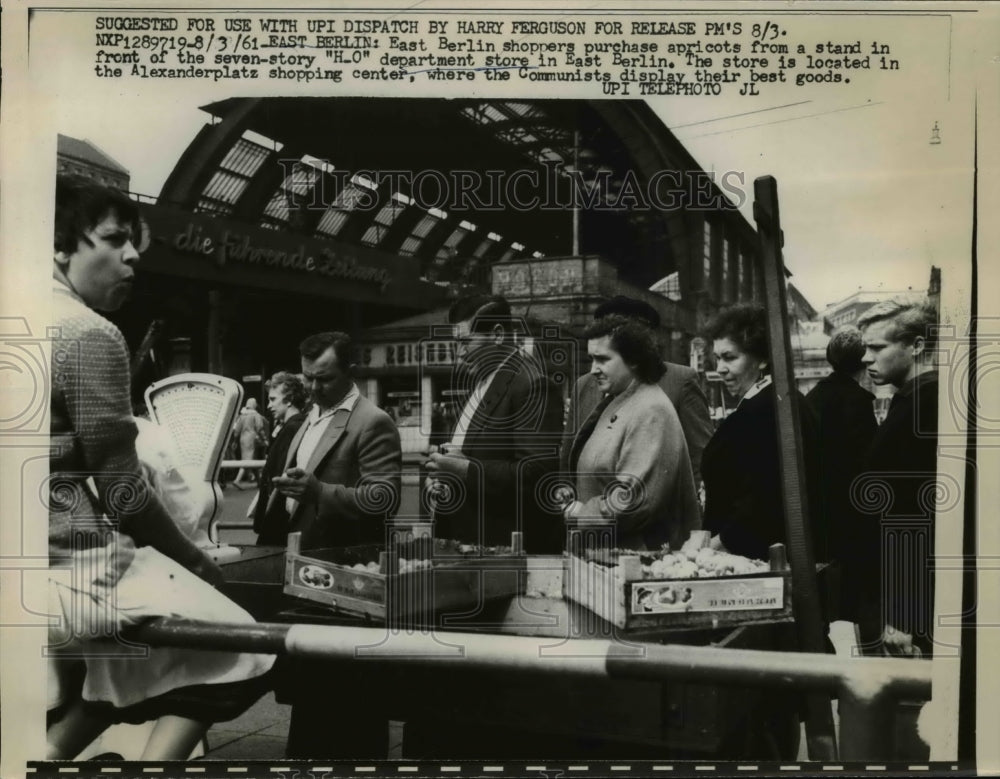 1961 Press Photo East Berlin Shoppers purchase Apricots at H.O Dept. Store