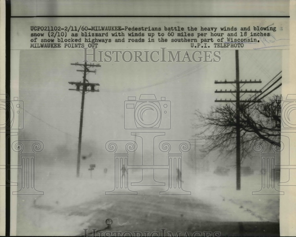 1960 Press Photo Pedestrian Battle the heavy winds and blowing snow at Milwaukee