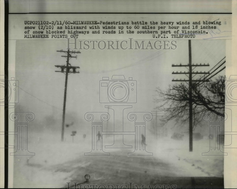 Load image into Gallery viewer, 1960 Press Photo Pedestrian Battle the heavy winds and blowing snow at Milwaukee

