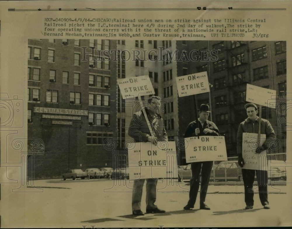1964 Press Photo Railroad Union men on strike against the Illinois Central
