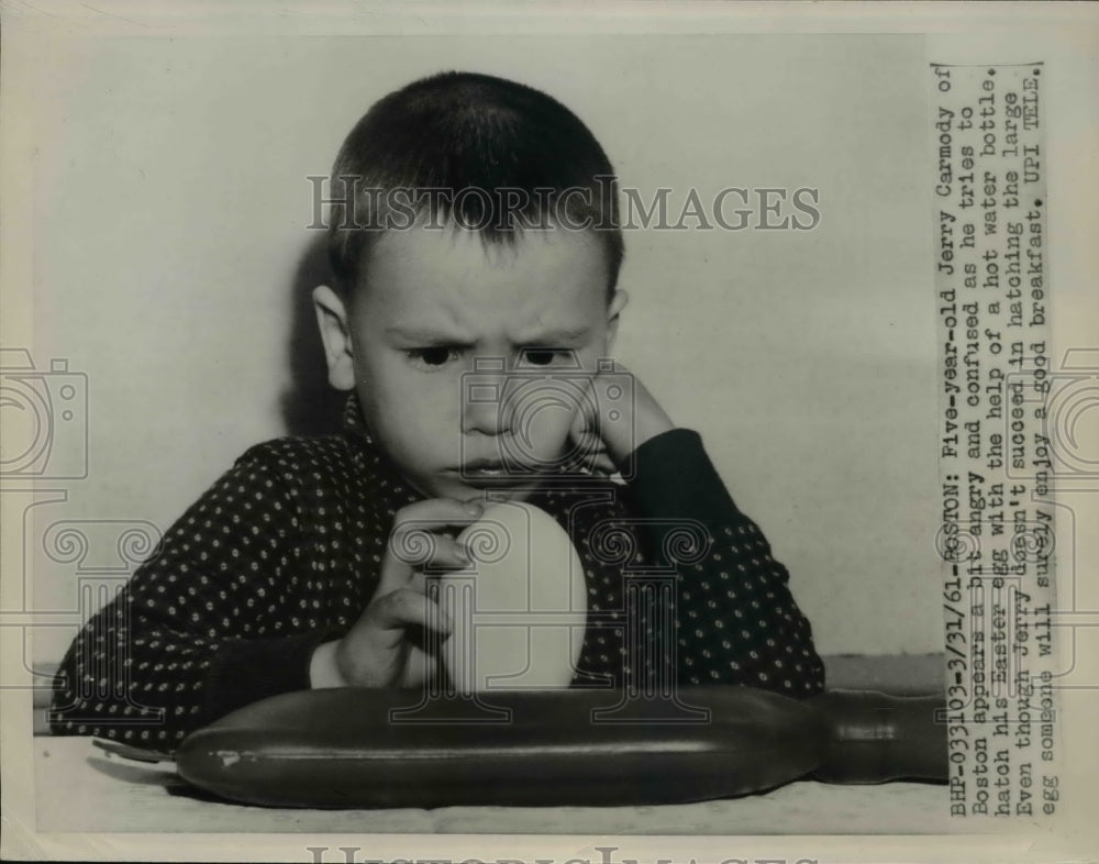 1961 Press Photo Jerry Carmody of Boston confused with the Easter Large Egg
