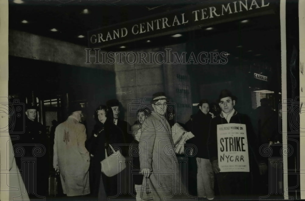 1961 Press Photo Tugboat crewmen picket New York Grand Central Station