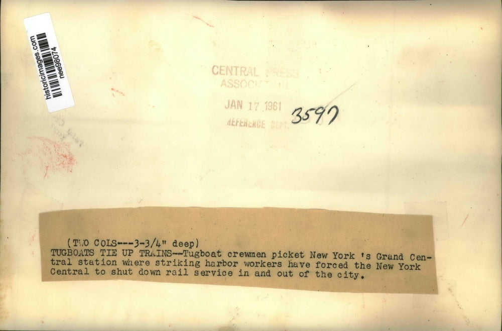 1961 Press Photo Tugboat crewmen picket New York Grand Central Station