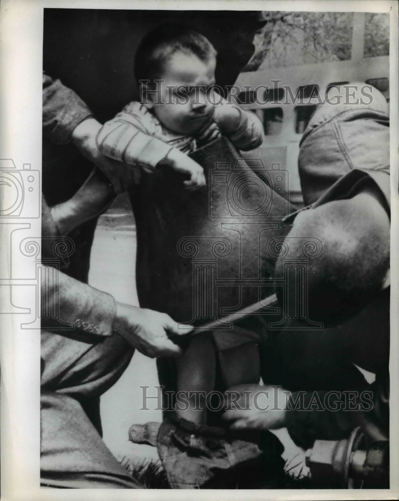 1963 Press Photo Thomas Karien stuck in a sewer pipe - nee98117