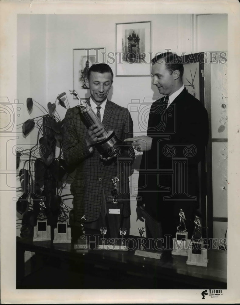 Load image into Gallery viewer, 1962 Press Photo Walt Baer and Bruce Haddock - nee98214
