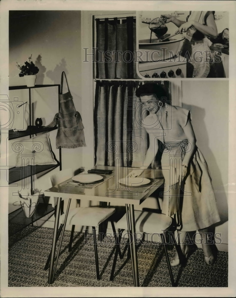 1954 Press Photo Designer Elizabeth Cowan with her home dyed burlap feed bags