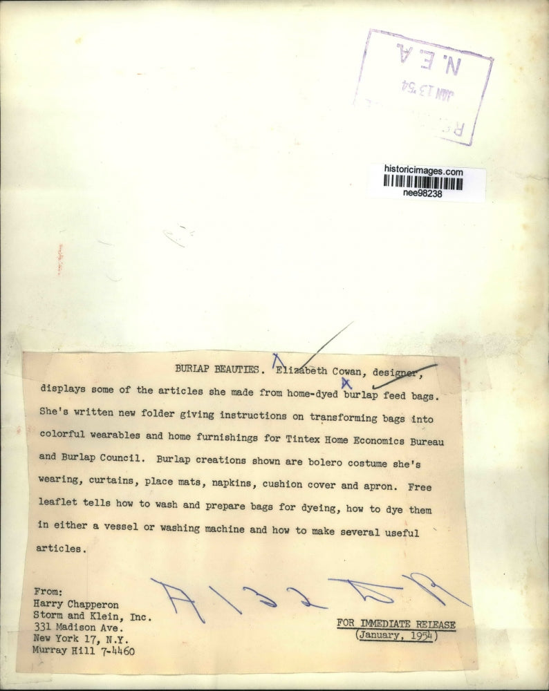 1954 Press Photo Designer Elizabeth Cowan with her home dyed burlap feed bags