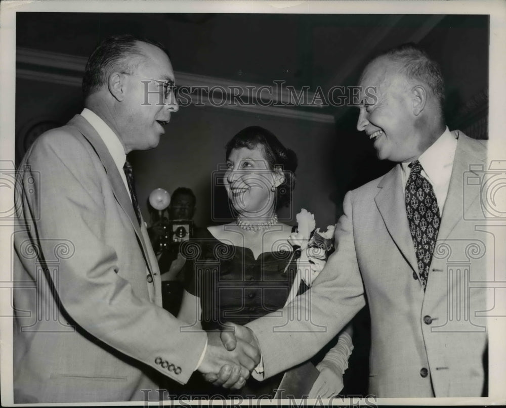 1952 Press Photo General and Mrs. Eisenhower greeted by brother Milton
