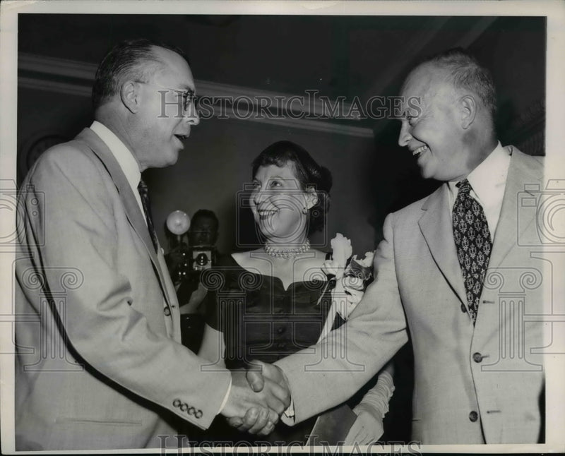 Load image into Gallery viewer, 1952 Press Photo General and Mrs. Eisenhower greeted by brother Milton
