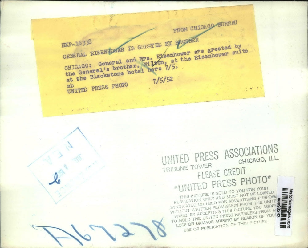 1952 Press Photo General and Mrs. Eisenhower greeted by brother Milton