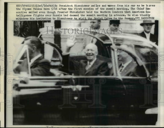 1960 Press Photo Pres. Eisenhower waves from his car leaves Elysee Palace