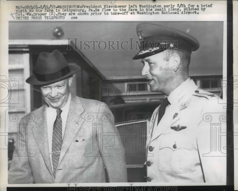 Load image into Gallery viewer, 1957 Press Photo Pres.Eisenhower left Wash. to visit his farm in Gettysburg Pa
