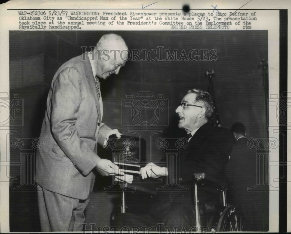 1957 Press Photo Pres.Eisenhower present plaque to Hugo Deffner - nee98273