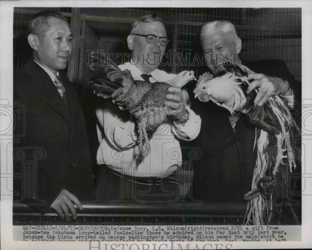 1955 Press Photo Defense Sec.C.E Wilson received gift from Japan-Yokohoma