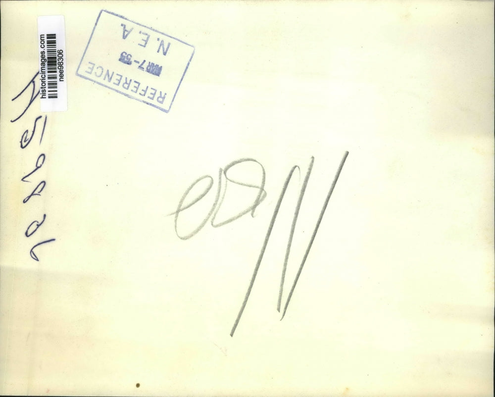 1955 Press Photo Defense Sec.C.E Wilson received gift from Japan-Yokohoma