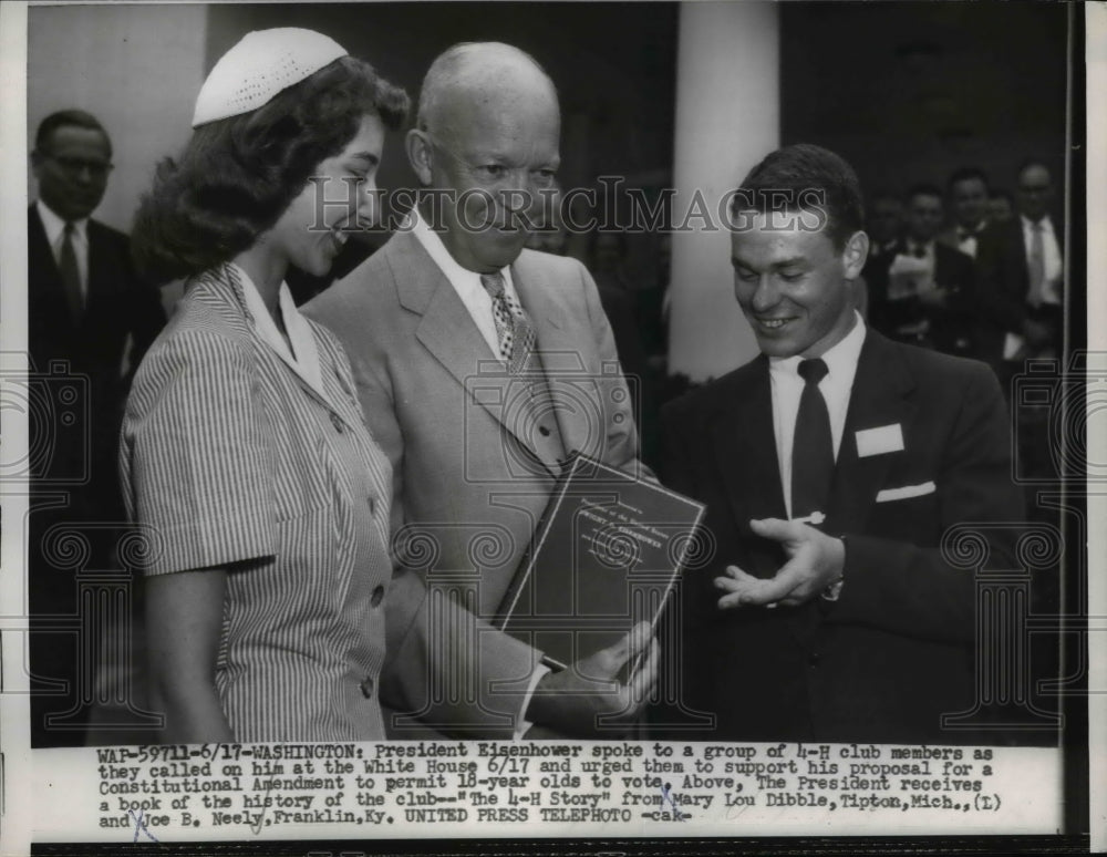 1954 Press Photo Pres.Eisenhower with group of 4-H club members at White House