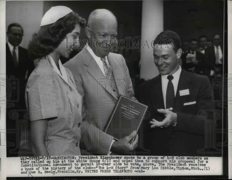 Load image into Gallery viewer, 1954 Press Photo Pres.Eisenhower with group of 4-H club members at White House
