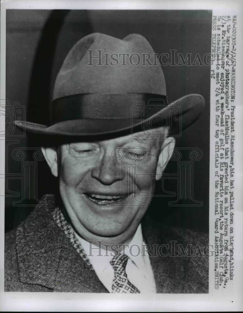Load image into Gallery viewer, 1957 Press Photo Pres.Dwight Eisenhower on his return from Augusta Ga.

