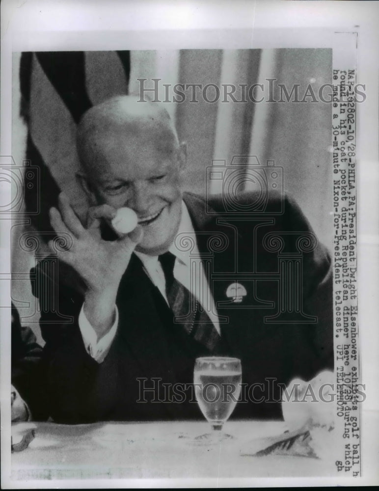 1960 Press Photo Pres.Dwigth Eisenhower exhibit a golf ball found in his pocket
