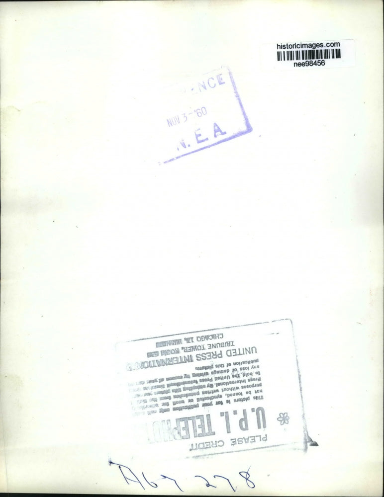 1960 Press Photo Pres.Dwigth Eisenhower exhibit a golf ball found in his pocket