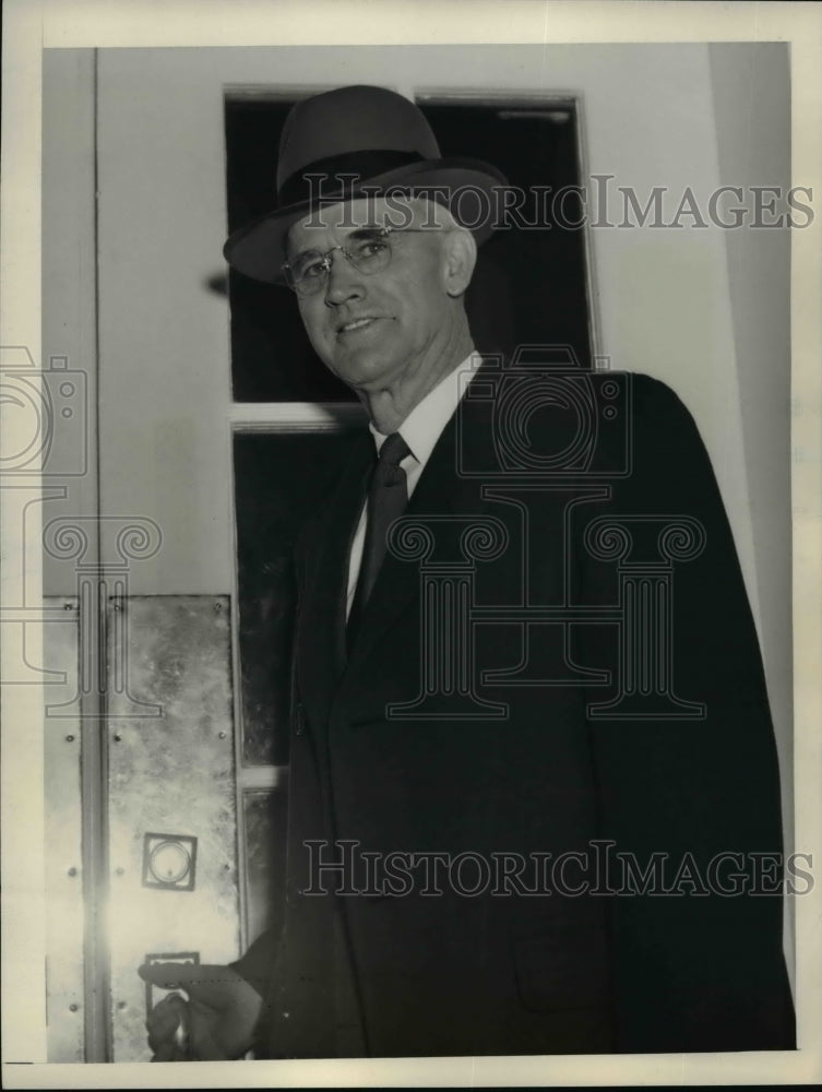 1954 Press Photo Sen. Arthur V.Watkins shown at the White House to report
