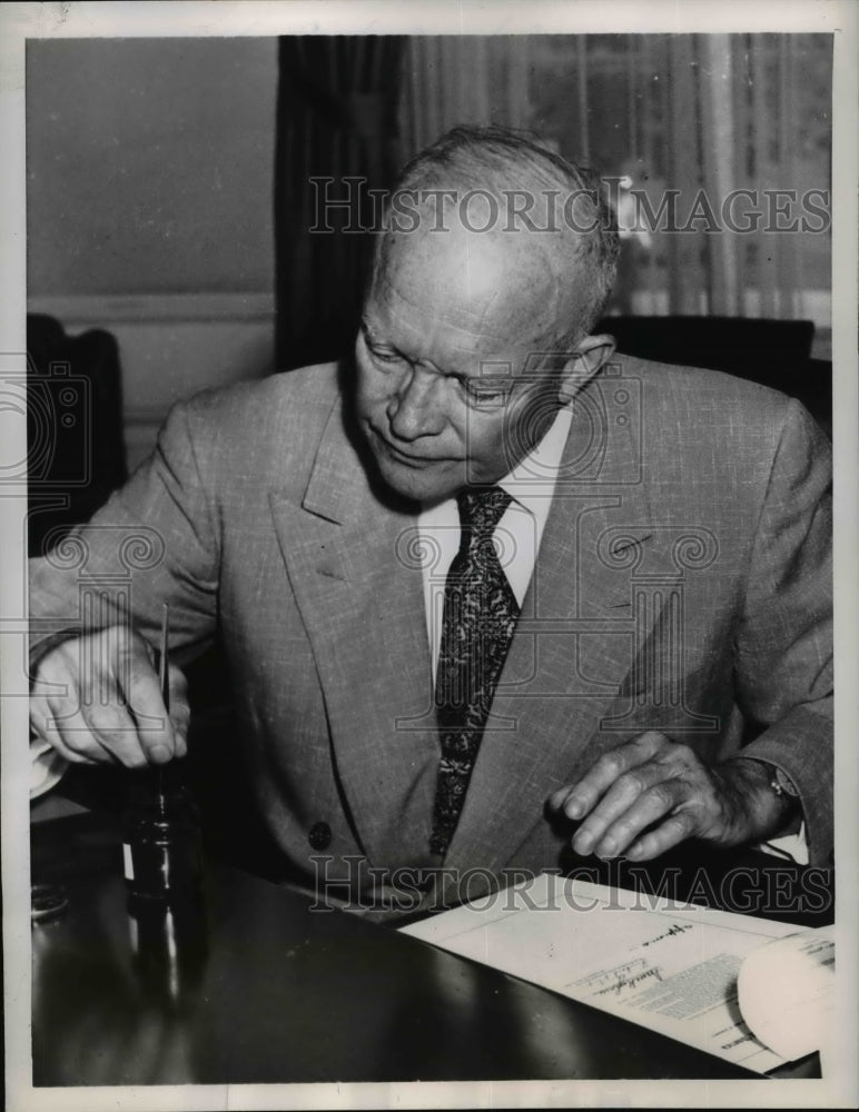 1955 Press Photo Pres.Dwight Eisenhower dipping ordinary Pen for ink