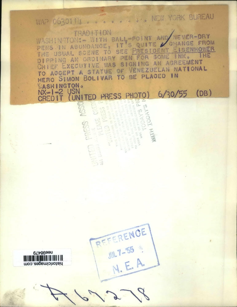 1955 Press Photo Pres.Dwight Eisenhower dipping ordinary Pen for ink