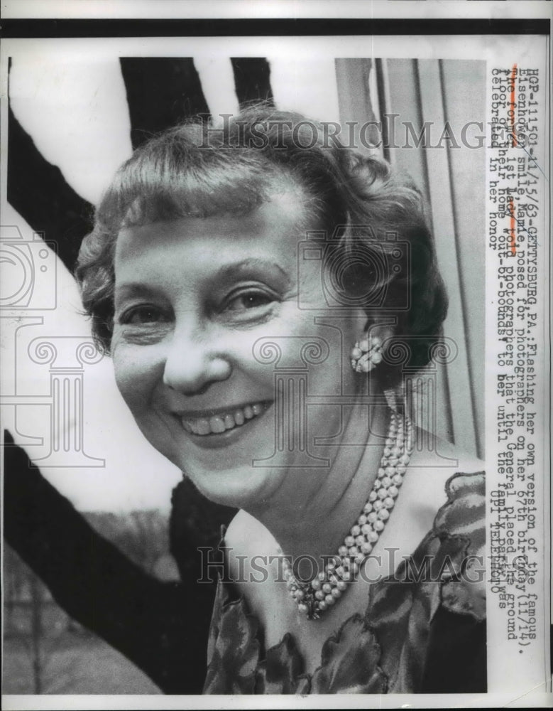 Load image into Gallery viewer, 1963 Press Photo Mrs.Mamie Eisenhower posed for photographers on 67th Birthday
