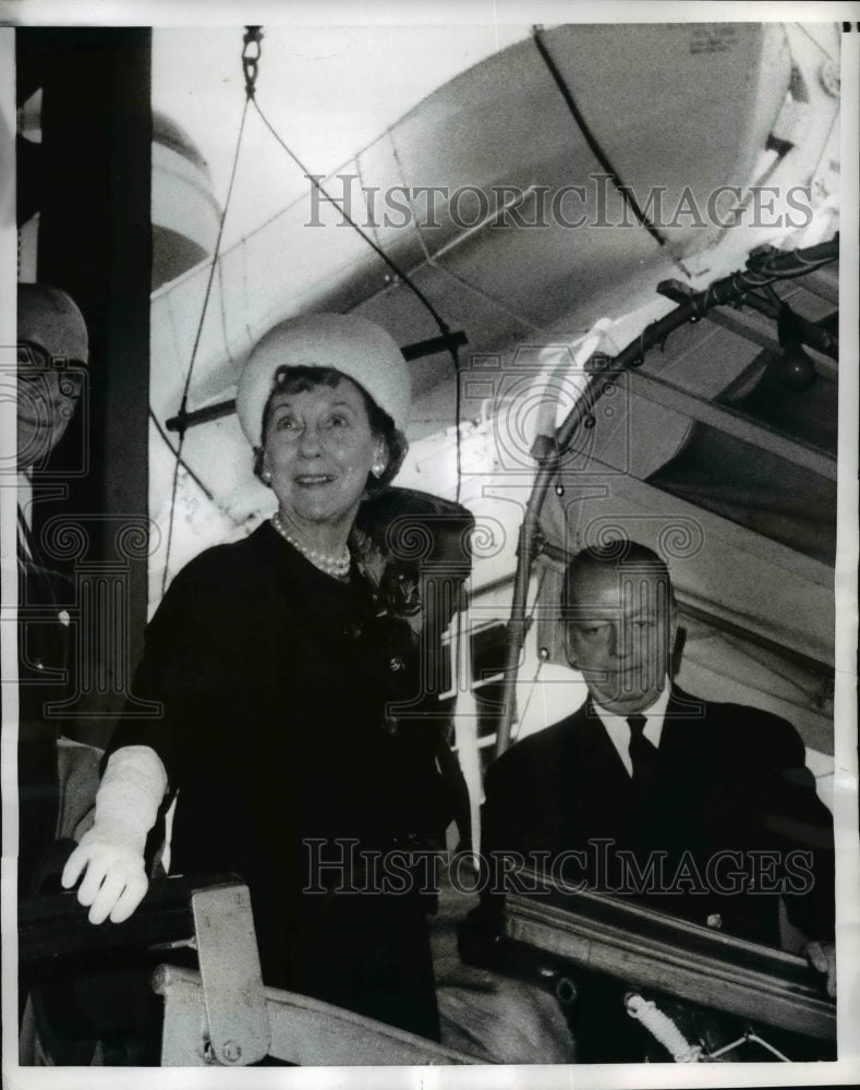 1969 Press Photo Mrs.Dwight Eisenhower boars the Liner United States - nee98494