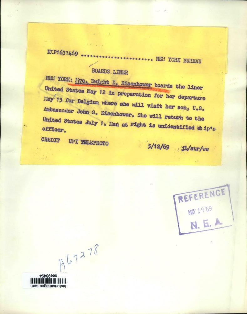 1969 Press Photo Mrs.Dwight Eisenhower boars the Liner United States - nee98494