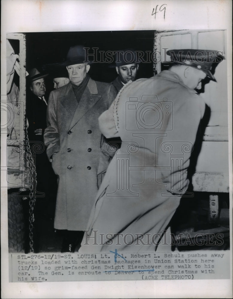 1950 Press Photo Gen.Dwight Eisenhower in Union Station enroute to Denver