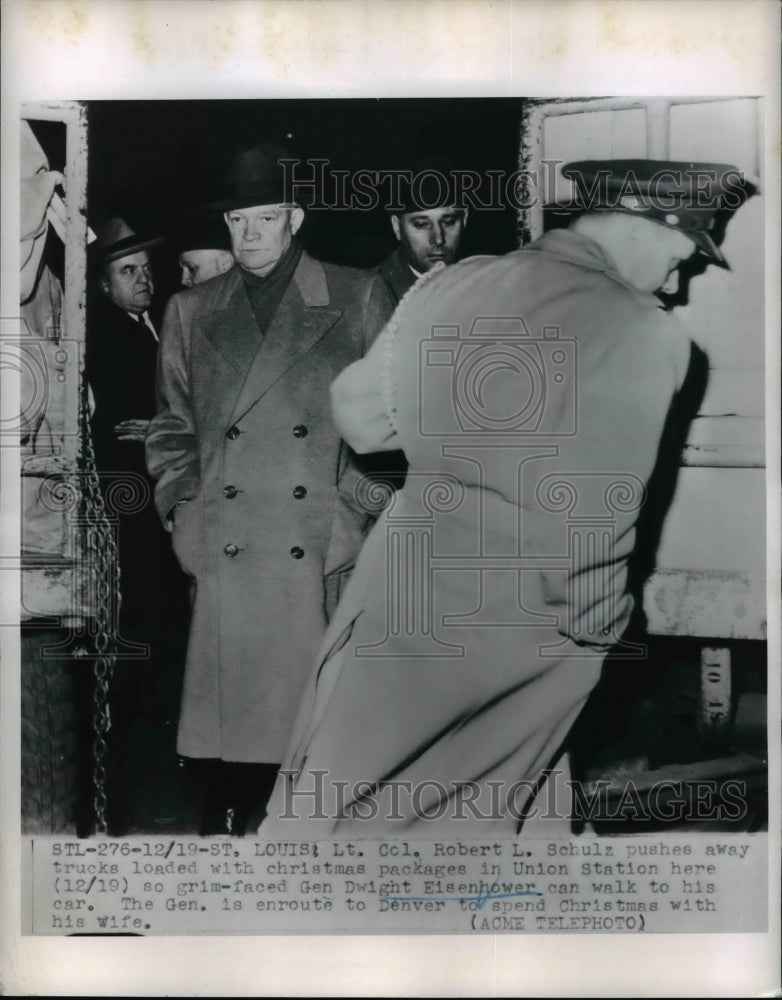Load image into Gallery viewer, 1951 Press Photo Gen. Dwight Eisenhower enroute to Denver to spend Christmas
