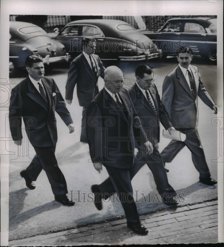 1954 Press Photo Pres.Eisenhower accompanied by aides and bodyguards - nee98504- Historic Images