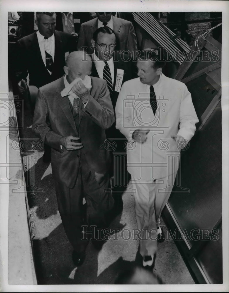 Load image into Gallery viewer, 1954 Press Photo Pres. Dwight Eisenhower with Gov.William Stratton - nee98510
