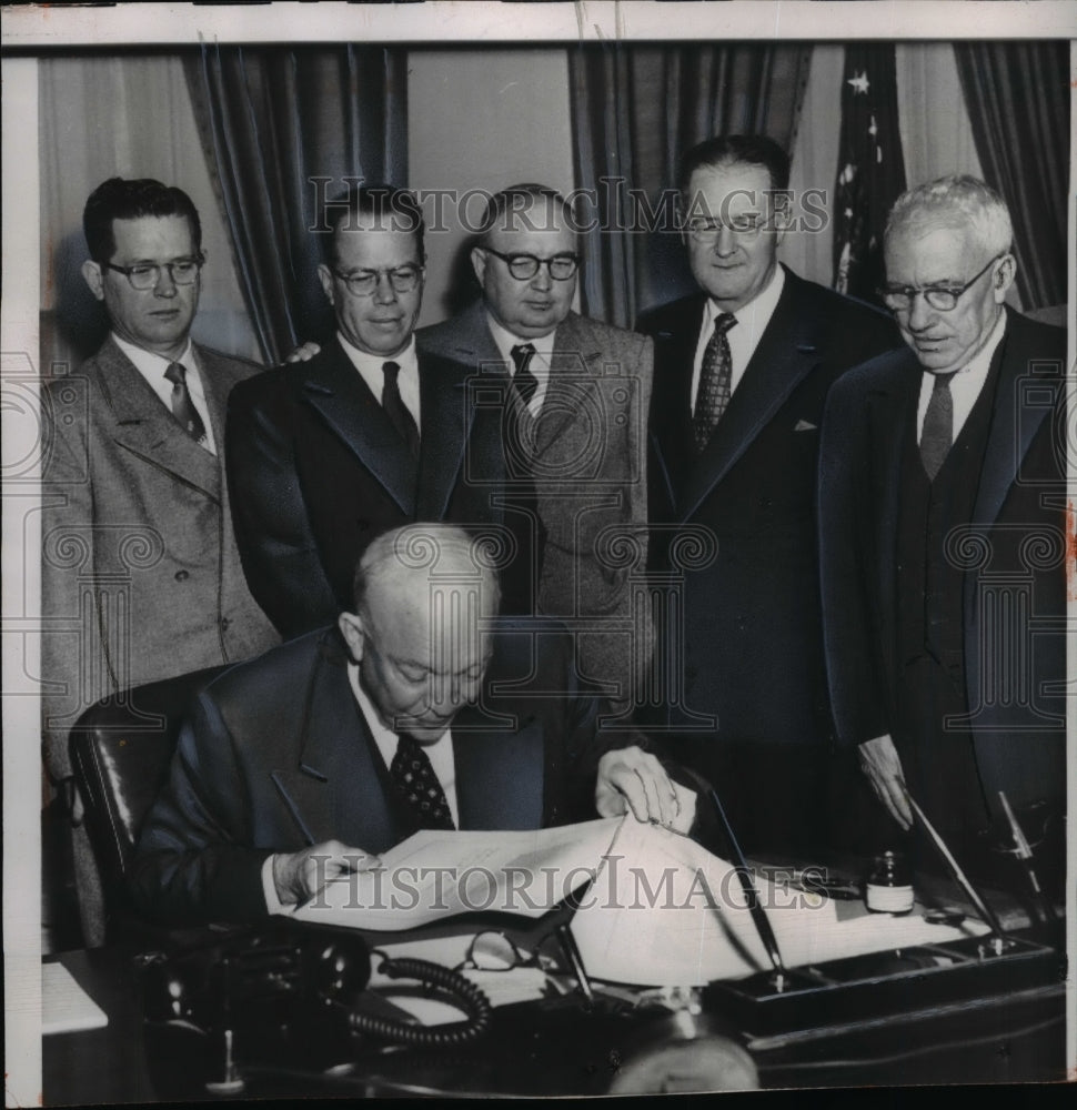 1954 Press Photo Pres.Eisenhower sign bill fixing the 1954 Natl.Cotton Planting- Historic Images