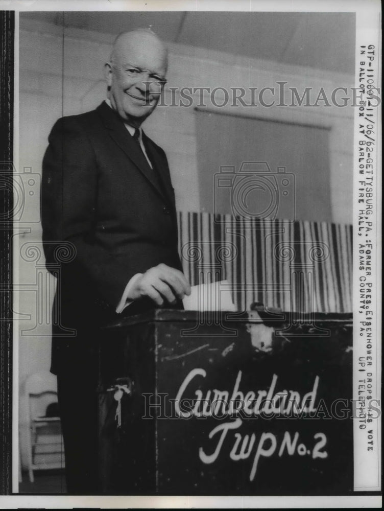 Load image into Gallery viewer, 1962 Press Photo Dwight Eisenhower drop his vote at Barlow Fire Hall
