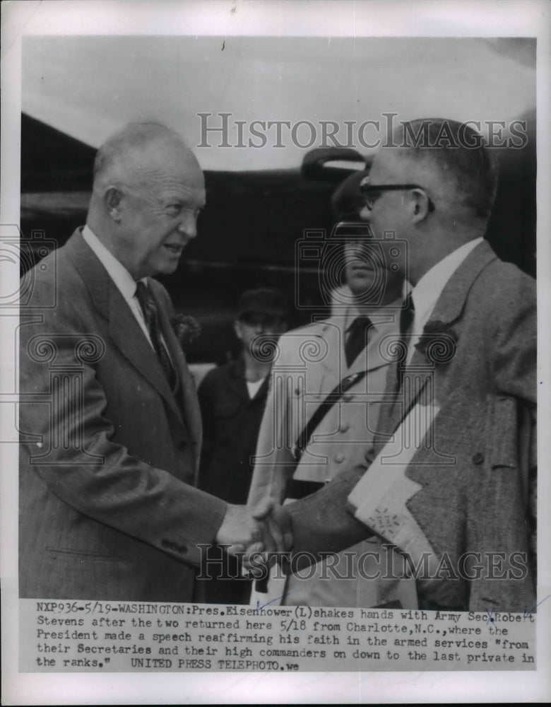 1954 Press Photo Pres.Eisenhower shake hands with Army Sec.Robert Stevens