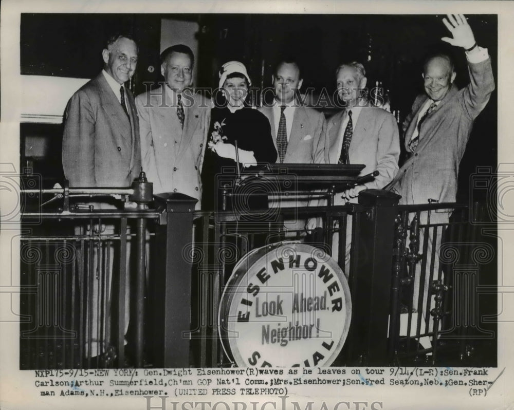 1952 Press Photo Dwight Eisenhower Waves As He Leaves on Tour in New York
