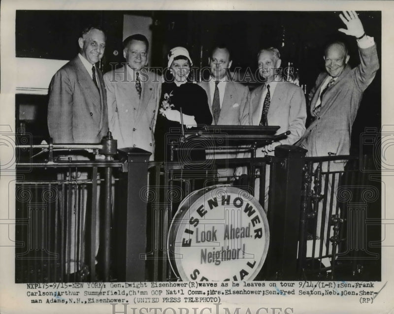 Load image into Gallery viewer, 1952 Press Photo Dwight Eisenhower Waves As He Leaves on Tour in New York
