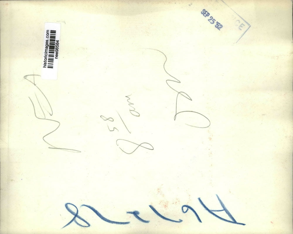 1952 Press Photo Dwight Eisenhower Waves As He Leaves on Tour in New York