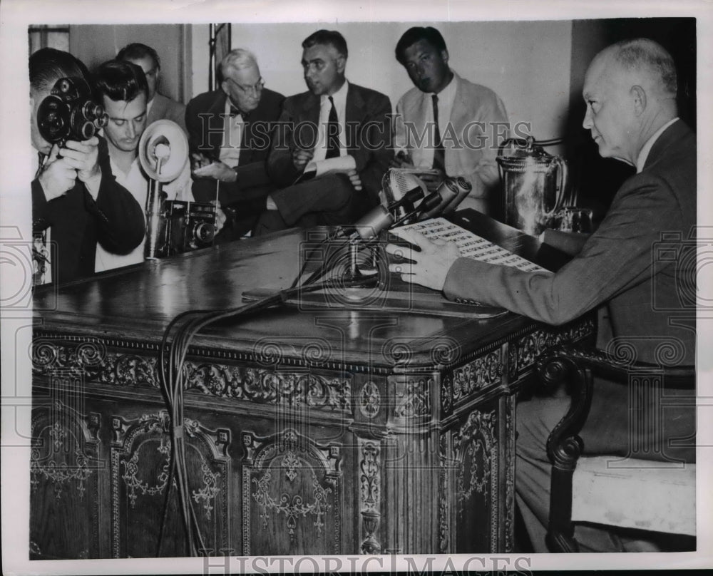 1953 Press Photo Pres.Dwight Eisenhower in TV Room at the White House