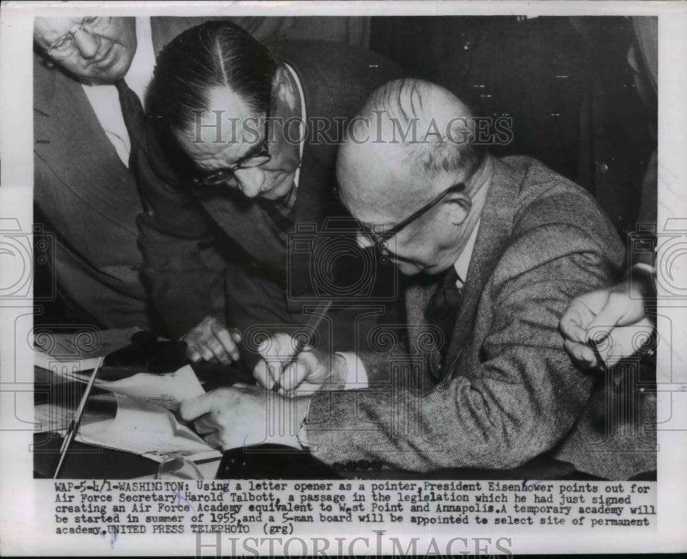 1954 Press Photo Pres. Dwight Eisenhower signed bill with Harold Talbott