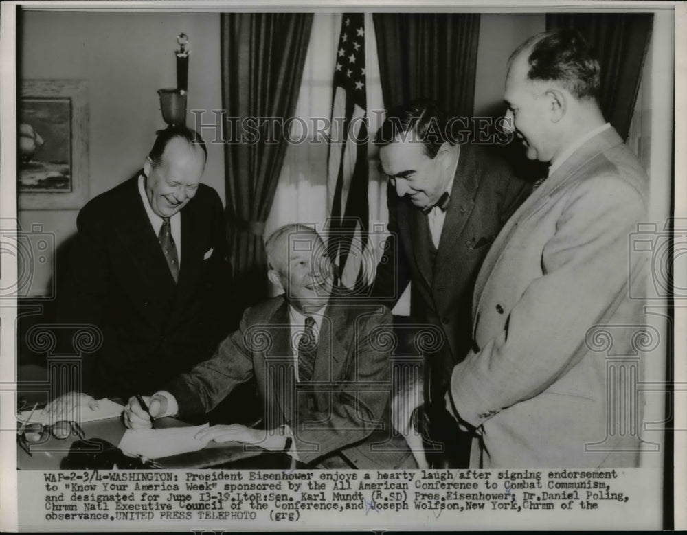 1954 Press Photo Pres.Eisenhower sign endorsement to"Know Your American Week"