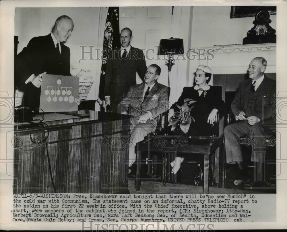 1953 Press Photo Pres.Eisenhower holds a chart with his Cabinet Members