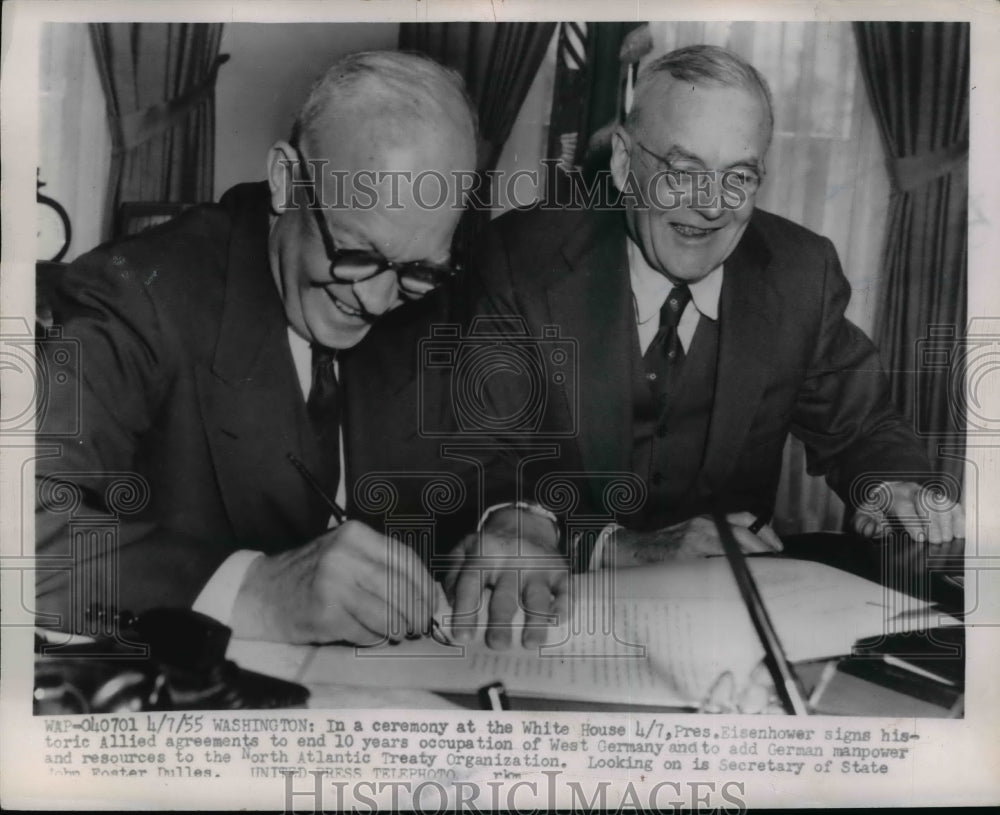 1955 Press Photo Pres.Dwight Eisenhower signed his Historic Allied Agreement