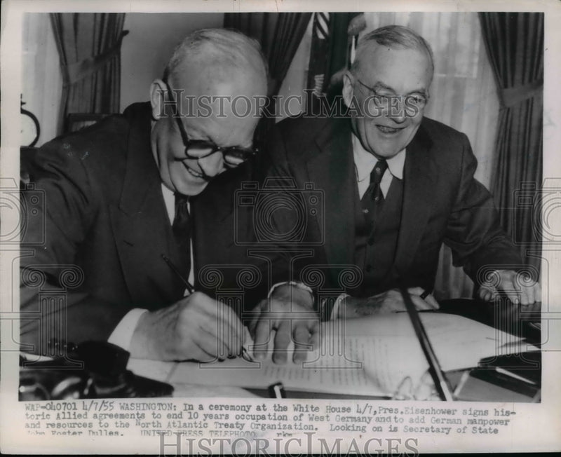 Load image into Gallery viewer, 1955 Press Photo Pres.Dwight Eisenhower signed his Historic Allied Agreement
